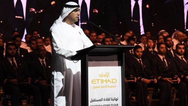 سعادة حمد عبدالله الشامسي، نائب رئيس مجلس إدارة مجموعة الاتحاد للطيران، يتوجه بكلمته للخريجين خلال مراسم حفل التخرّج الذي أقيم في أبوظبي. سعادة حمد عبدالله الشامسي، نائب رئيس مجلس إدارة مجموعة الاتحاد للطيران، يتوجه بكلمته للخريجين خلال مراسم حفل التخرّج الذي أقيم في أبوظبي.