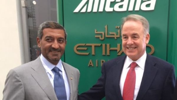 الشيخ أحمد بن سعيد آل مكتوم رئيس دائرة الطيران المدني بحكومة دبي رئيس مجلس إدارة شركة طيران الإمارات, و جيمس هوجن، رئيس المجموعة والرئيس التنفيذي للاتحاد للطيران ونائب رئيس مجلس إدارة أليطاليا