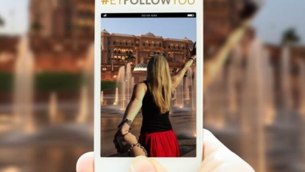 يمكن لمن يقضون عطلاتهم الفوز بتذاكر طيران مجانية مع الاتحاد للطيران عبر التقاط صورهم في هذا الوضع في إطار مسابقة #EY Follow You