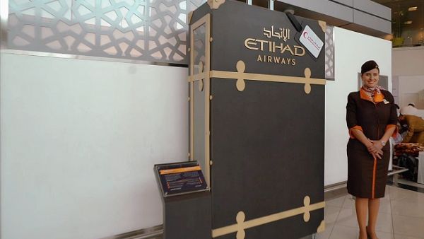 قامت الاتحاد للطيران بوضع حقيبة عملاقة في مبنى المسافرين رقم 3 في مطار أبوظبي الدولي. قامت الاتحاد للطيران بوضع حقيبة عملاقة في مبنى المسافرين رقم 3 في مطار أبوظبي الدولي.
