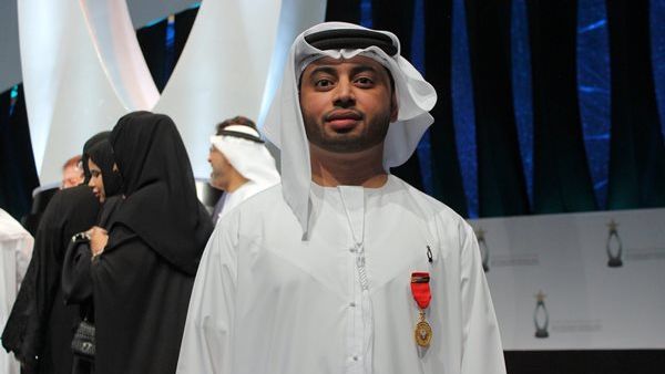 سعادة حمد الشامسي، نائب رئيس مجلس إدارة الاتحاد للطيران وسعادة خليفة سالم المنصوري، عضو مجلس إدارة مجموعة الاتحاد للطيران والاتحاد للطيران، إلى جانب فريق عمل الشركة يحتفلون بالنجاح على صعيد جائزة أبوظبي للأداء الحكومي المتميّز (ADAEP) لعام 2015