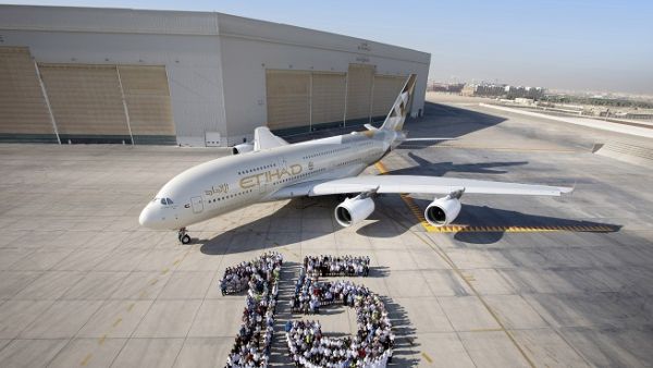 الاتحاد للطيران تحتفل بعيدها الـ15 مع تشكيل لوحة بشرية.