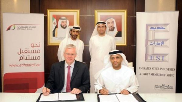 ريتشارد بوكر، الرئيس التنفيذي لشركة الاتحاد للقطارات، وسعيد غمران الرميثي، الرئيس التنفيذي بالإنابة لشركة حديد الإمارات خلال توقيع الاتفاقية