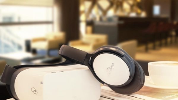 تقدم أجهزة الواقع الافتراضي "ألوسكاي في آر" المطورة من قبل سكاي لايتس تجربة سينمائية تتميز بتقنية الاندماج والوضوح فائق الدقة للأفلام ثنائية الأبعاد وثلاثية الأبعاد. تقدم أجهزة الواقع الافتراضي "ألوسكاي في آر" المطورة من قبل سكاي لايتس تجربة سينمائية تتميز بتقنية الاندماج والوضوح فائق الدقة للأفلام ثنائية الأبعاد وثلاثية الأبعاد.