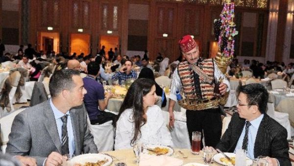 تناول الحضور طعام الإفطار مع كبار مسؤولي اتصالات وموظفيها ضمن أمسيتين منفصلتين في فندق شانغريلا في أبوظبي، وفي فندق جراند حياة في دبي