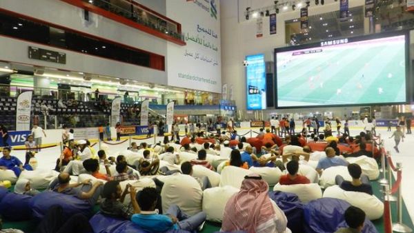 مباريات كأس أمم أوروبا في حلبة التزلج في دبي مول مباريات كأس أمم أوروبا في حلبة التزلج في دبي مول