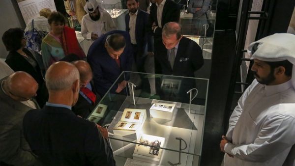 يصحب المعرض الزائرين في رحلة تاريخية تستكشف تأثير الأحداث السياسية على التراث الثقافي السوري إبان الانتداب الفرنسي. يصحب المعرض الزائرين في رحلة تاريخية تستكشف تأثير الأحداث السياسية على التراث الثقافي السوري إبان الانتداب الفرنسي.