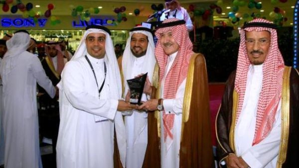 Prince Sattam bin Abdul-Aziz Al Saud handing the award to Abdullah al Harbi, CEO of EyeofRiyadh.com Prince Sattam bin Abdul-Aziz Al Saud handing the award to Abdullah al Harbi, CEO of EyeofRiyadh.com