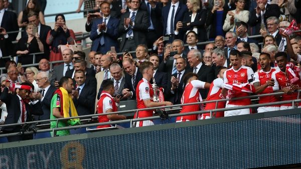 تيم كلارك في نهائي بطولة كأس "طيران الإمارات الاتحاد الإنجليزي لكرة القدم" 2016/ 2017. تيم كلارك في نهائي بطولة كأس "طيران الإمارات الاتحاد الإنجليزي لكرة القدم" 2016/ 2017.