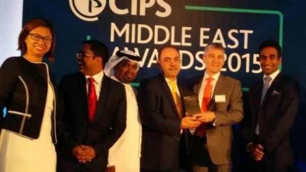 ممثلون بنك الخليج الأول يستلمون الجائزة