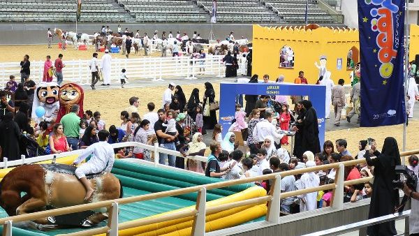 عائلات تستمتع باحتفالات القرنقعوه للعام الماضي في مربط الشقب