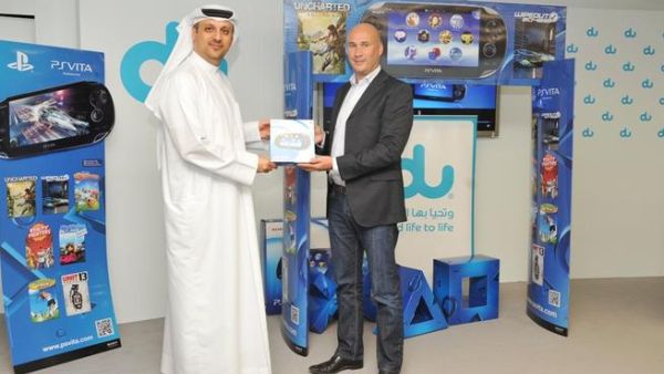 روبرت فيسر المدير العام لـ Sony Computer Entertainment في الشرق الأوسط، وإفريقيا، وتركيا، والهند مع فريد فريدوني، الرئيس التنفيذي للشؤون التجارية في دو