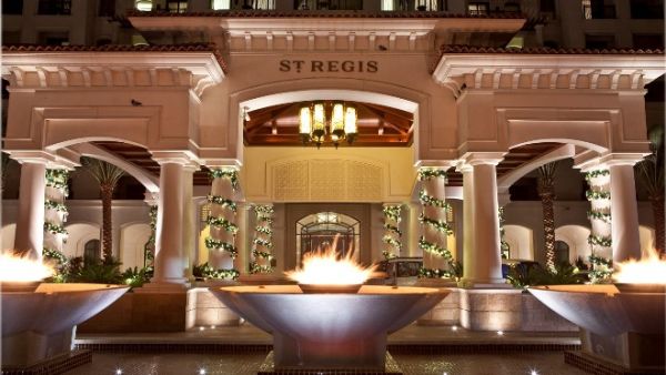 Allow yourself the luxury of an unforgettable festive season at The St. Regis Saadiyat Island Resort, Abu Dhabi.