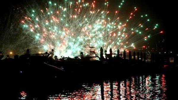 تحظى عروض الألعاب النارية بشعبية واسعة من قبل الجميع وتستهوي الكبار والصغار على السواء