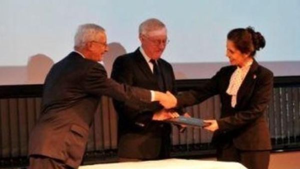 جاء تكريم المهندسة رجاء الزياني خلال القمة السنوية للإدارة الإستراتيجية التي استضافتها العاصمة البريطانية لندن بمشاركة أكثر من 200 من الخبراء والمختصين في إدارة الإستراتيجيات