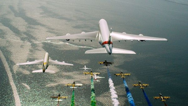 وقاد الطائرات المشاركة في العرض الجوي القبطان أدريان سميث من فلاي دبي والقبطان نديم الحمد من العربية للطيران والقبطان ريتشارد دايسون من الاتحاد للطيران والقبطان عباس شعبان من طيران الإمارات. 