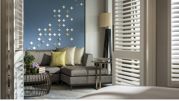 Influenced by the nearby Singapore Botanic Gardens, the contemporary interiors of the newly renovated rooms feature a natural colour palette dusted with cool blue tones and lime green accents.