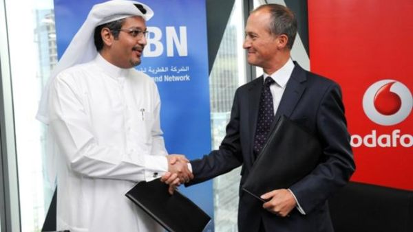 محمد المناعي، الرئيس التنفيذي للشركة القطرية لشبكة الحزمة العريضة مع ريتشارد دالي، الرئيس التنفيذي لـشركة فودافون قطر محمد المناعي، الرئيس التنفيذي للشركة القطرية لشبكة الحزمة العريضة مع ريتشارد دالي، الرئيس التنفيذي لـشركة فودافون قطر
