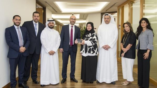 Mr. Khaled Al-Mutawa, General Manager – International Banking and Investments, and Mrs. Mona Mansour, General Manager –Customer Services Delivery accepting the award from Citibank representatives Mr. Khaled Al-Mutawa, General Manager – International Banking and Investments, and Mrs. Mona Mansour, General Manager –Customer Services Delivery accepting the award from Citibank representatives