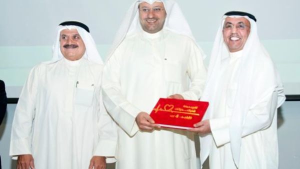 Mr. Fawzy Al-Thunayan, General Manager, Board Affairs at Gulf Bank accepting the token of appreciation from the Minister of Health Dr. Ali Al-Obaidi and Faisal Al-Mutawa, Chairman of the Kuwait Heart Foundation