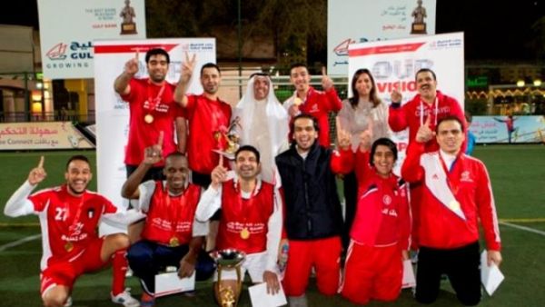 Mr. Fawzy Al-Thunayan, General Manager of Board Affairs and Ms. Salma Al Hajjaj, General Manager of Human Resources at Gulf Bank along with the winning team