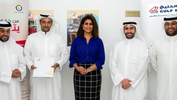 فريق بنك الخليج يتوسط فريق لجنة طالب العلم خلال تقديم منح الأيتام الدراسية بمناسبة اليوم العالمي لمحو الأمية. فريق بنك الخليج يتوسط فريق لجنة طالب العلم خلال تقديم منح الأيتام الدراسية بمناسبة اليوم العالمي لمحو الأمية.