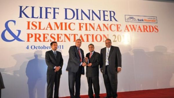 Arun Ratra, Head of Global Markets Groups in GIC, receives the award