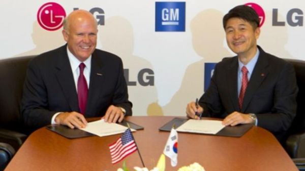 GM Vice Chairman, Steve Girsky and Juno Cho, President and Chief Operating Officer of LG Corp GM Vice Chairman, Steve Girsky and Juno Cho, President and Chief Operating Officer of LG Corp