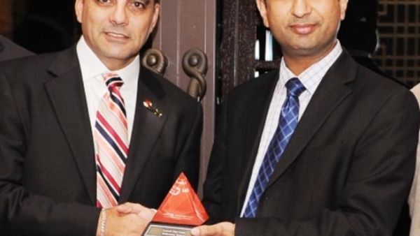 George DeBono, General Manager, Middle East & Africa at Red Hat presenting the 2011 JBoss Innovation award to Neetan Chopra, Vice President of Strategy and Architecture, Emirates Group Information Technology 