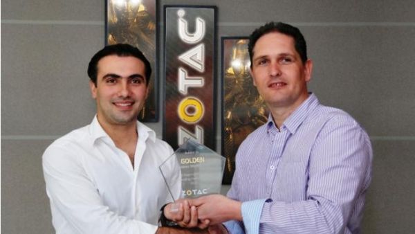 Vice President, EMEAI of ZOTAC presenting the award to the Chief Operating Officer of Golden Systems ME