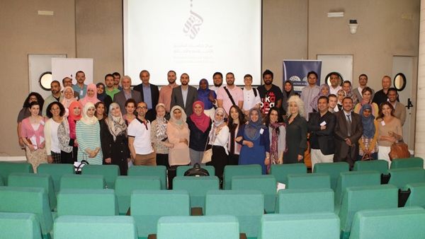 الأساتذة والطلبة المشاركون في الجامعة الصيفية الثانية التي نظمها مركز دراسات التشريع الإسلامي والأخلاق في غرناطة