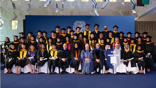 تتكون دفعة 2018 من 36 طالبة و15 طالباً يمثلون 22 جنسية.