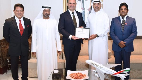 الدكتور عبد الله الهاشمي نائب رئيس أول الدائرة الأمنية في مجموعة الإمارات يتسلم الجائزة من سعادة فليتشر تابوتو عضو البرلمان ووكيل وزارة الشؤون الخارجية النيوزيلندية، بحضور سمو الشيخ أحمد بن سعيد آل مكتوم.