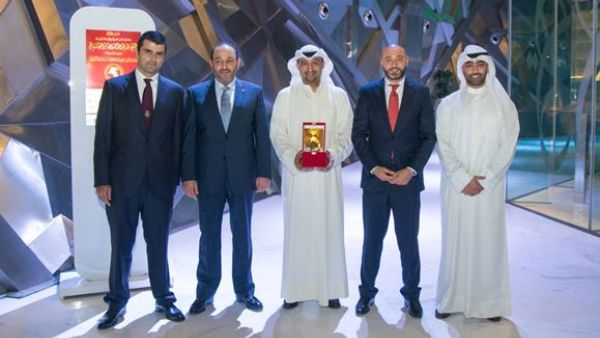 السيد مشاري شهاب، مساعد المدير العام للخدمات المصرفية المميزة مع فريق بنك الخليج السيد مشاري شهاب، مساعد المدير العام للخدمات المصرفية المميزة مع فريق بنك الخليج