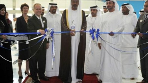 سعادة محمد عمر عبدالله، وكيل دائرة التنمية الاقتصادية في ابوظبي، يفتتح معرض الشرق الاوسط للتصنيع "ميمكس 2010"