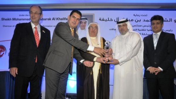 Mustafa Kaddoura, Acting CEO, Smartworld receiving the award from Shaikh Mohammed bin Mubarak Al Khalifa Mustafa Kaddoura, Acting CEO, Smartworld receiving the award from Shaikh Mohammed bin Mubarak Al Khalifa