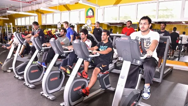 الطلاب خلال التدريب على استخدام أجهزة اللياقة البدنية في الكلية
