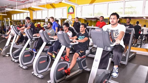 الطلاب خلال التدريب على استخدام أجهزة اللياقة البدنية في الكلية الطلاب خلال التدريب على استخدام أجهزة اللياقة البدنية في الكلية