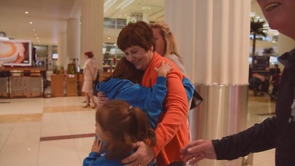 Emirates marked International Happiness Day by demonstrating the uplifting power that air transport brings to people’s lives through reuniting with loved ones .