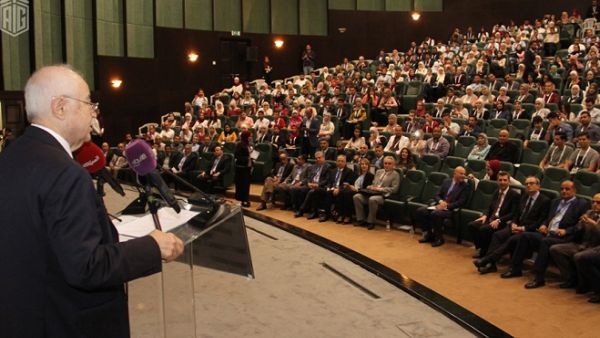 الدكتور أبوغزاله في كلمته كمتحدث رئيسي في المؤتمر.