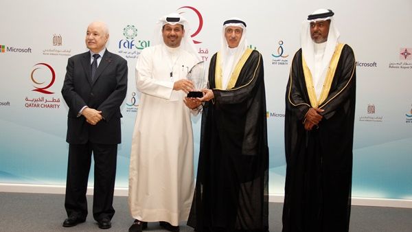 Hamad receiving MS award from orginizing committee