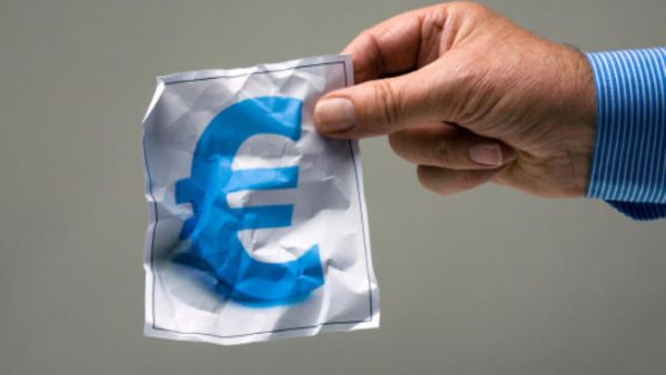 مع الأزمات المالية التي بدأت تفتك باقتصادها، دخلت القارة الأوروبية في صراع مصيري لتأمين وجود الاتحاد الأوروبي وقدرته على البقاء