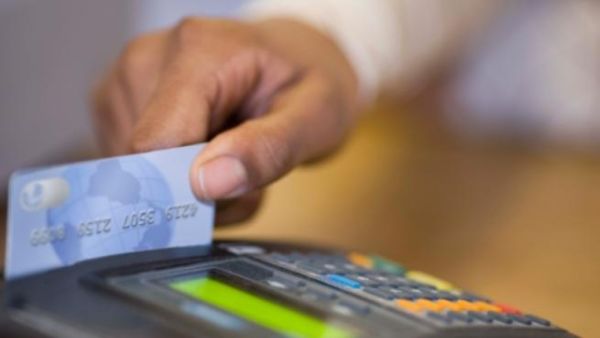 الغاء الرسوم الإضافية على المستهلكين عند استخدام بطاقات الائتمان