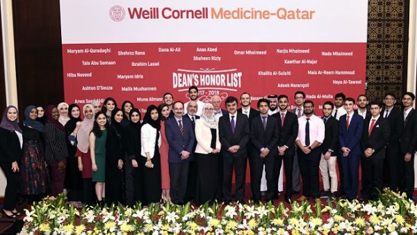 الطلاب المكرمون على لائحة العميد يتوسطهم الدكتور جاويد شيخ وبعض أعضاء هيئة التدريس.
