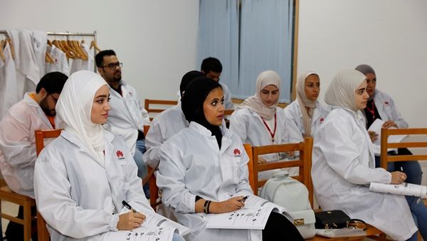 هواوي تدرب طلاب كويتيين 