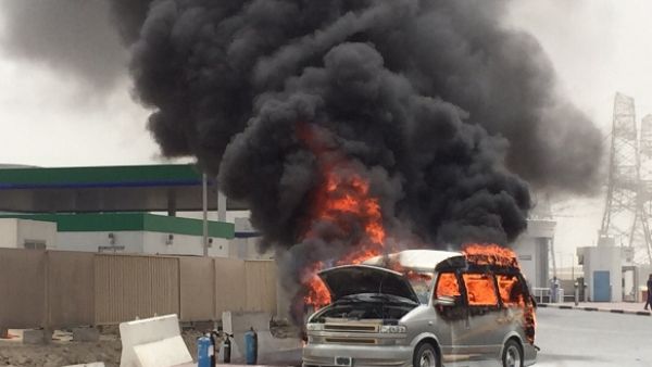 السيارة خلال احتراقها بعد إخراجها من المحطة