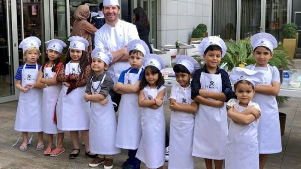 بدأت السلسلة في فندق سانت ريجيس أبوظبي ضمن جلستين إحداهما للصغار والثانية للكبار، تحت إشراف شيف قوالب الحلوى إريك لانلارد.