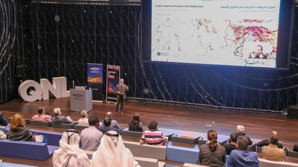 بداية المحاضرة قدم الدكتور جيمس أونلي. الخبير التاريخي ومدير شؤون البحوث التاريخية والشراكات بمكتبة قطر الوطنية، للجمهور نبذة عن موضوع المحاضرة كما شارك في الإجابة على أسئلة الحاضرين. بداية المحاضرة قدم الدكتور جيمس أونلي. الخبير التاريخي ومدير شؤون البحوث التاريخية والشراكات بمكتبة قطر الوطنية، للجمهور نبذة عن موضوع المحاضرة كما شارك في الإجابة على أسئلة الحاضرين.