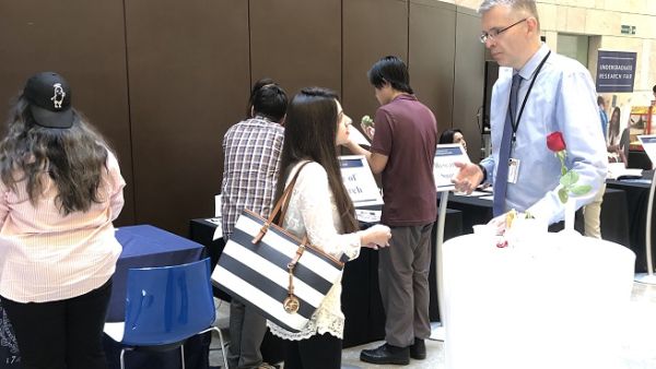 خلال المعرض، تمكن الطلاب من مناقشة أعضاء هيئة التدريس حول كيفية إجراء الأبحاث الجامعية.