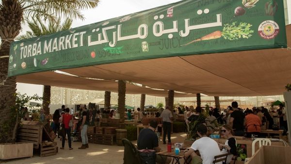 يعد السوق الذي أقيم في ساحة الاحتفالات التابعة للمدينة التعليمية، مبادرة محلية تهدف إلى توفير المواد الغذائية الطازجة والعضوية المنتجة محليًا لأفراد المجتمع.